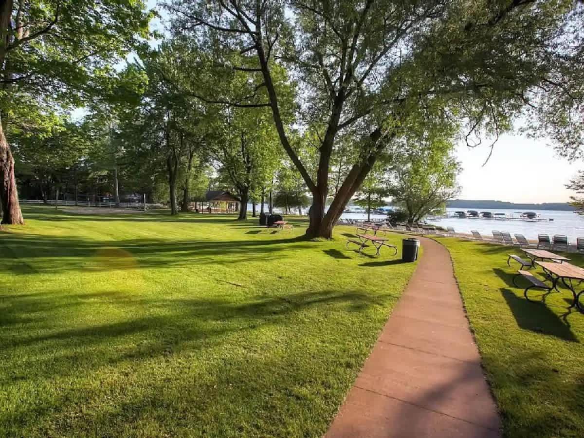 Top Floor Luxury, Sauna, Private Pool, Lake Bellaire Beach, 5 Beds, 4 Full Bath 외부 사진