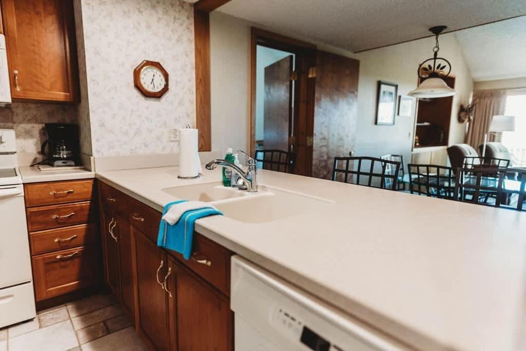 Top Floor Luxury, Sauna, Private Pool, Lake Bellaire Beach, 5 Beds, 4 Full Bath 외부 사진
