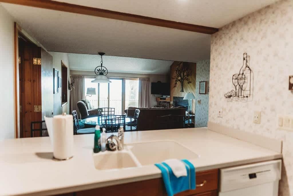 Top Floor Luxury, Sauna, Private Pool, Lake Bellaire Beach, 5 Beds, 4 Full Bath 외부 사진