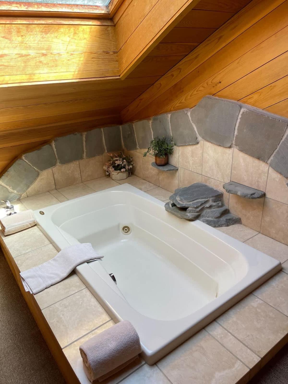 Top Floor Luxury, Sauna, Private Pool, Lake Bellaire Beach, 5 Beds, 4 Full Bath 외부 사진