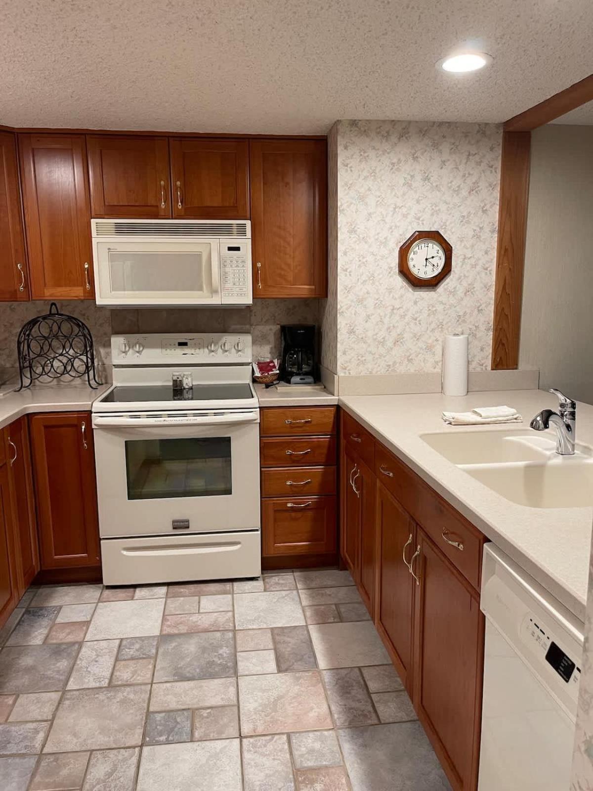 Top Floor Luxury, Sauna, Private Pool, Lake Bellaire Beach, 5 Beds, 4 Full Bath 외부 사진