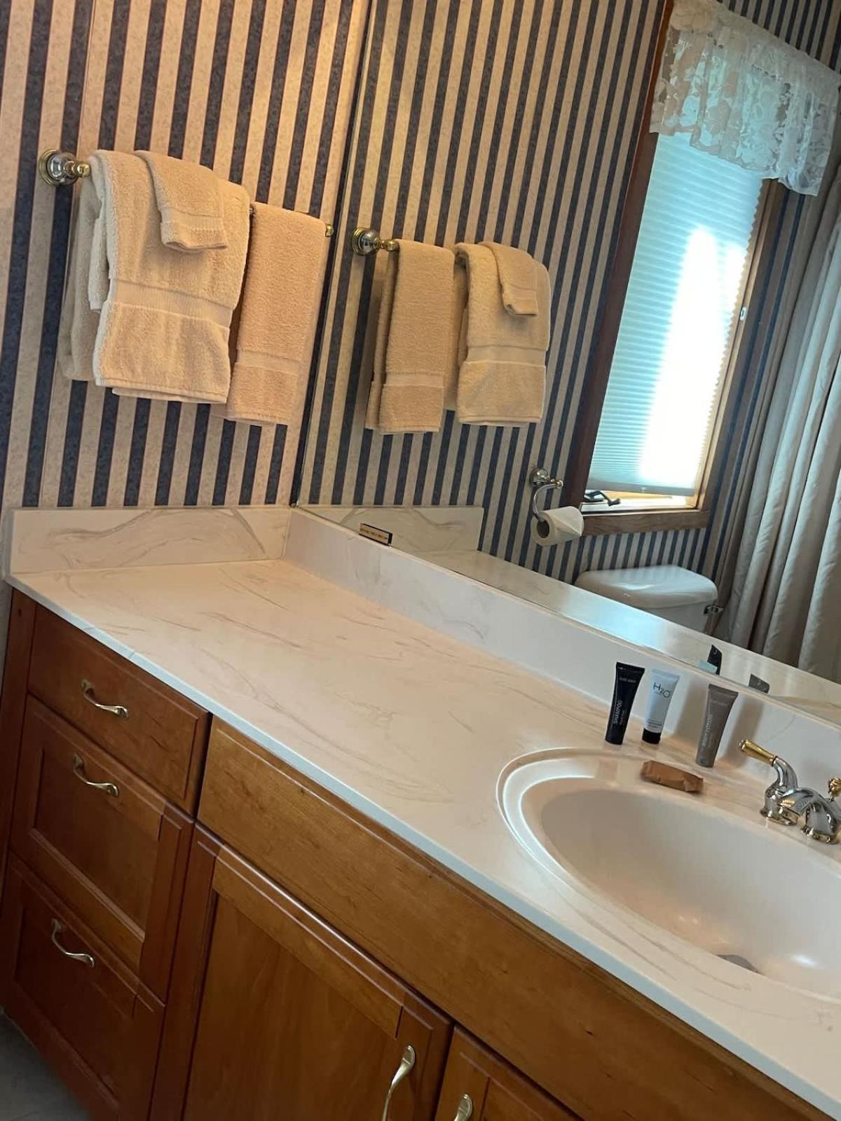 Top Floor Luxury, Sauna, Private Pool, Lake Bellaire Beach, 5 Beds, 4 Full Bath 외부 사진