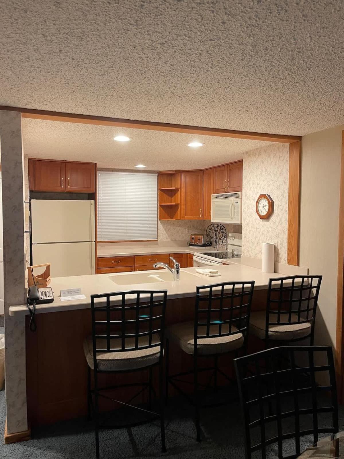 Top Floor Luxury, Sauna, Private Pool, Lake Bellaire Beach, 5 Beds, 4 Full Bath 외부 사진